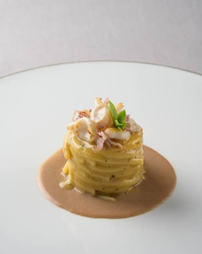 Minimal spaghetti with crab and seafood sauce